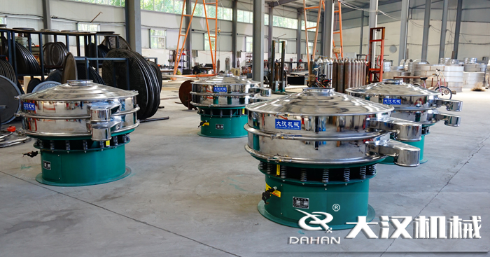 磨料振動(dòng)篩的工作原理：是由直立電機(jī)作為激振源，用來幫助物料進(jìn)行運(yùn)動(dòng)并且實(shí)現(xiàn)，理想的分級(jí)除雜效果。