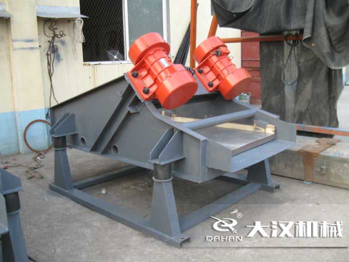 礦用振動篩采用優(yōu)質(zhì)的錳鋼材質(zhì)，主要特點就耐磨性強，對于礦用振動篩來說其，耐磨性是非常重要的。