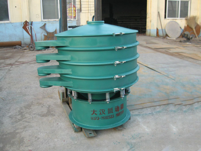 直徑1000型振動篩除了有碳鋼材質(zhì)其還有不銹鋼+碳鋼，以及全不銹鋼的選擇，用戶可根據(jù)用戶物料的性質(zhì)不同可進(jìn)行選擇。