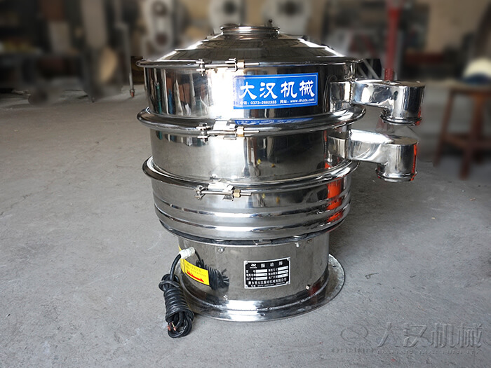 醫(yī)藥振動(dòng)篩主要采用的是304不銹鋼振動(dòng)篩，優(yōu)勢(shì)：設(shè)備干凈衛(wèi)生，不易生銹，使用壽命長(zhǎng)久，經(jīng)久耐用。